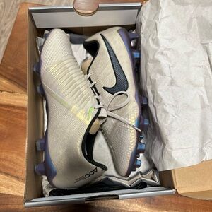 Nike Fantom Venom Elite Soccer Cleats